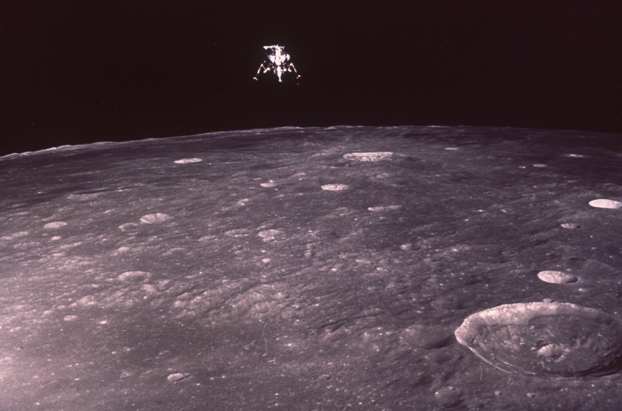 115 Apollo 12 Intrepid begins descent to the Moon -s